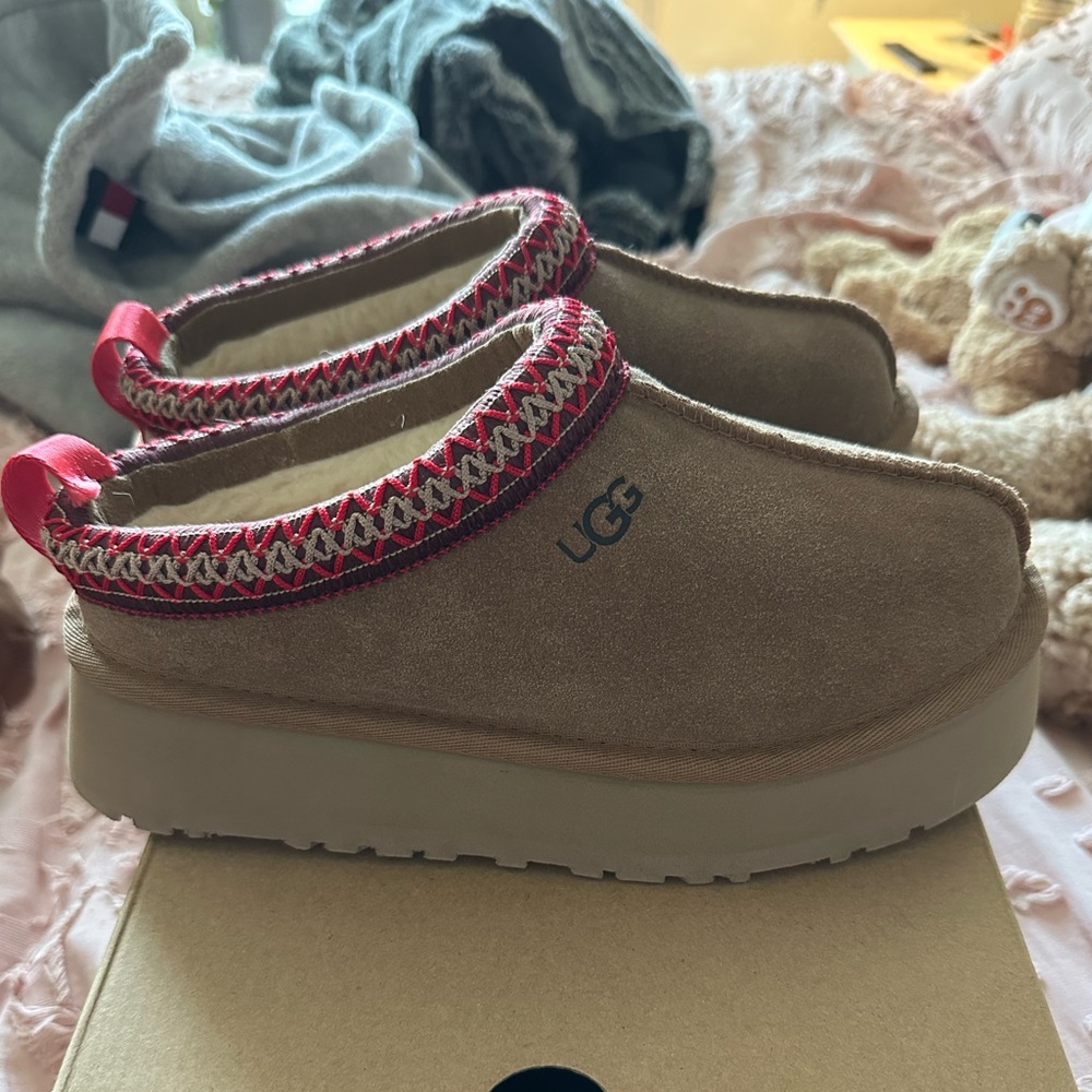 UGG Women’s Tazz Slippers Size 5